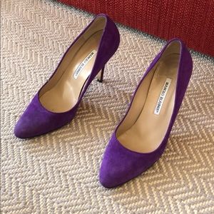 Gorgeous Manolo Blahnik purple suede pumps